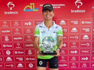 Atleta Anastácia Rocha, celebra pódio na Volta Internacional da Pampulha